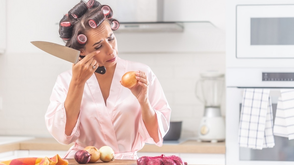 Забудьте про очки и воду: нарезать лук и не заплакать поможет неожиданный предмет
