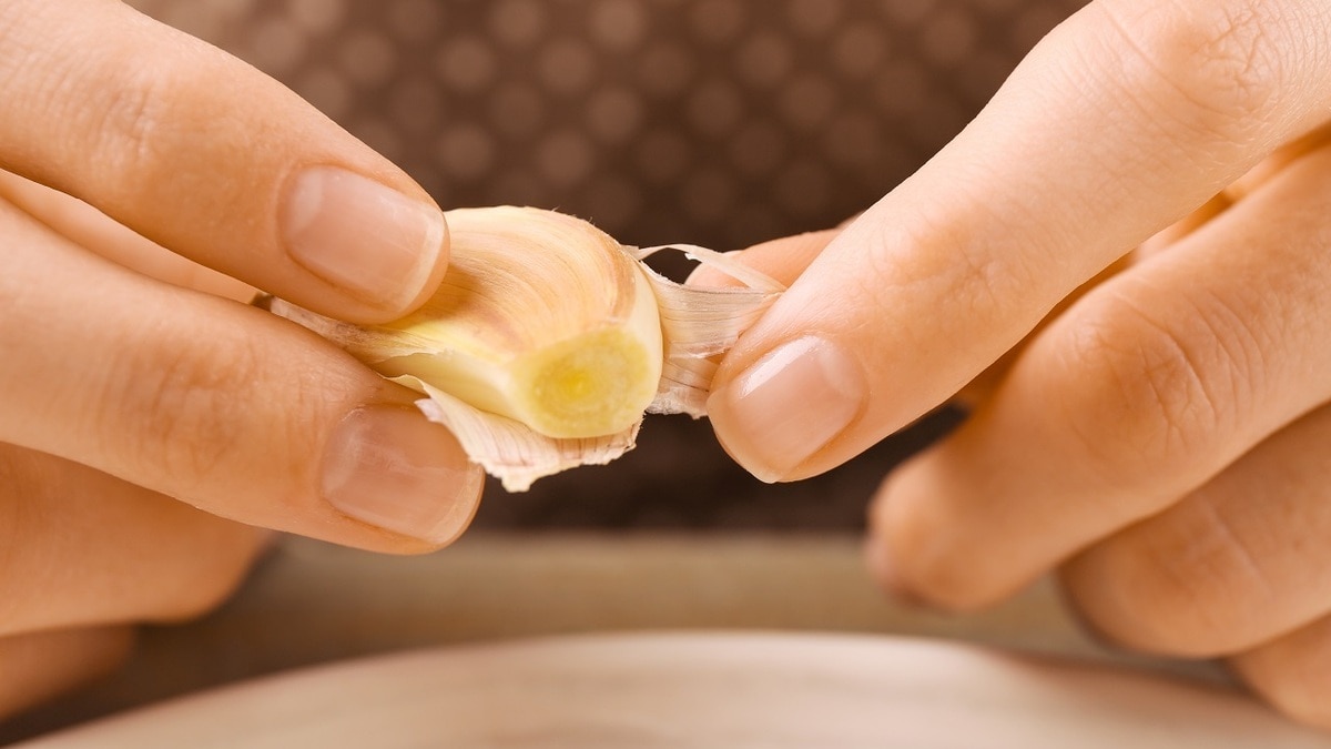 Только мыло не поможет: вот как можно удалить запах чеснока с рук