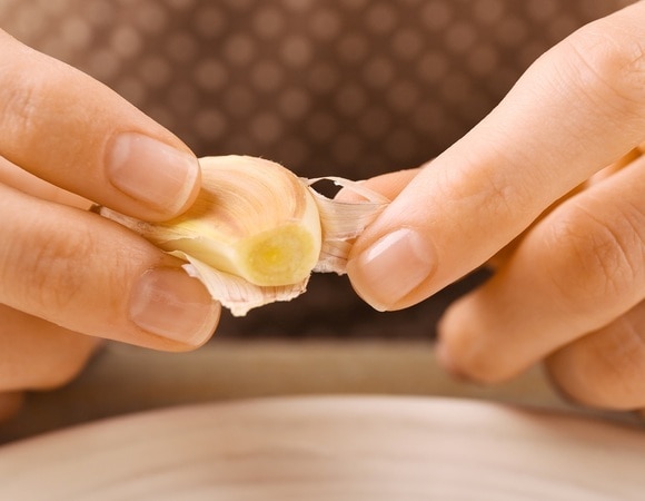 Только мыло не поможет: вот как можно удалить запах чеснока с рук