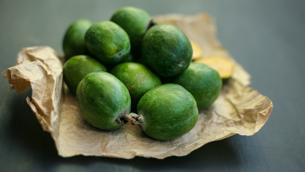 Чистить или нет? Как правильно есть фейхоа Чистить или нет? Как правильно есть фейхоа