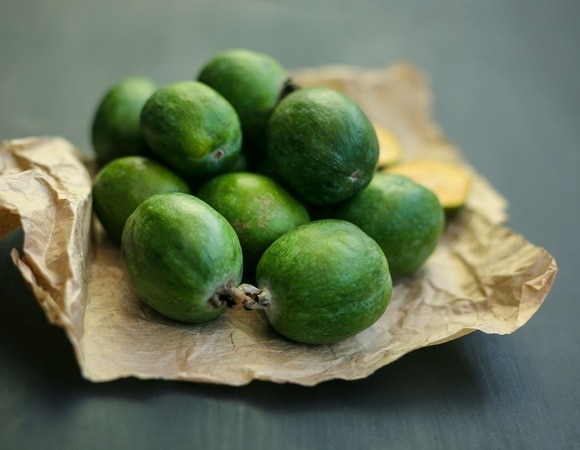 Чистить или нет? Как правильно есть фейхоа Чистить или нет? Как правильно есть фейхоа