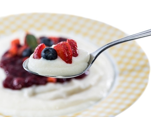 Шеф-повар раскрыл рецепт манной каши без комочков — получится и на воде, и на молоке