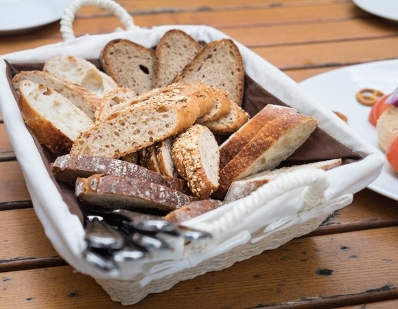 Почему не стоит есть бесплатный хлеб в ресторанах — откровения диетолога и шеф-повара 