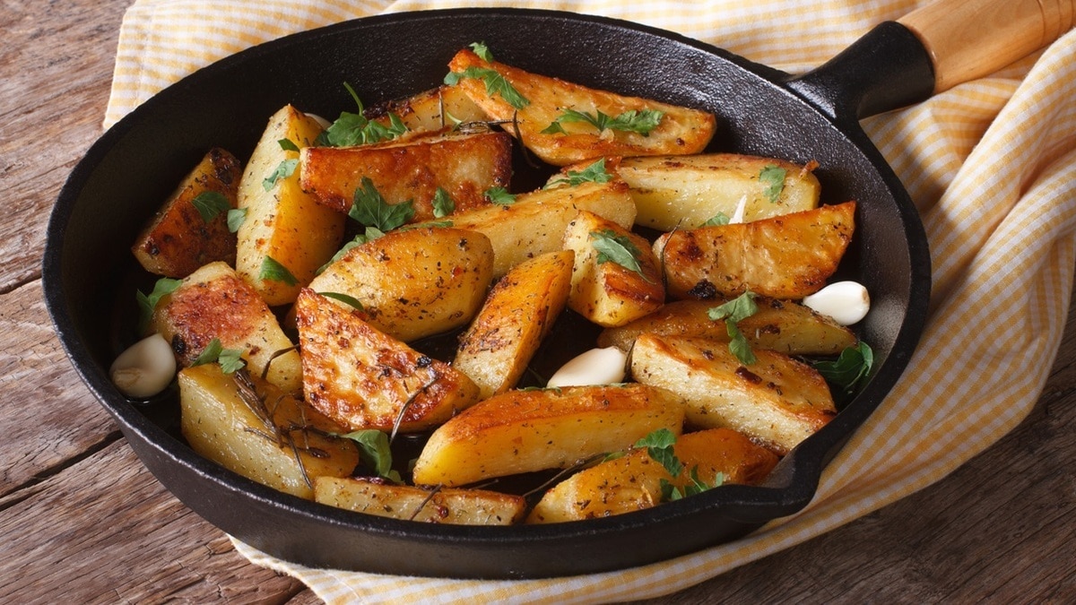 Как жарить картошку до хрустящей корочки и золотистого цвета — пошаговый рецепт приготовления Как жарить картошку до хрустящей корочки и золотистого цвета — пошаговый рецепт приготовления