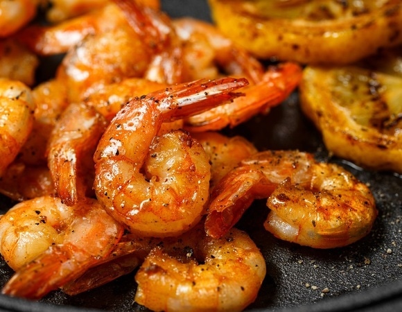 Как жарить креветки — всего два ингредиента сделают их вкус гораздо пикантнее Как жарить креветки — всего два ингредиента сделают их вкус гораздо пикантнее