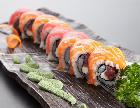 Деликатес или путь к отравлению? Можно ли есть сырую рыбу Деликатес или путь к отравлению? Можно ли есть сырую рыбу