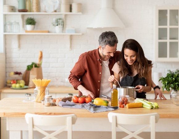 Кашу маслом — испортишь: 6 популярных мифов о еде, которые опровергает доктор Мясников