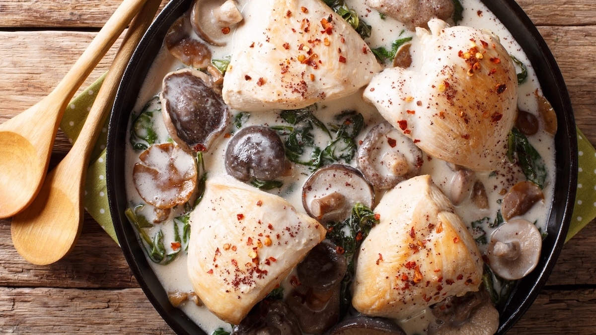 Что быстро приготовить из курицы: рецепт ужина на французский манер в одной посуде 