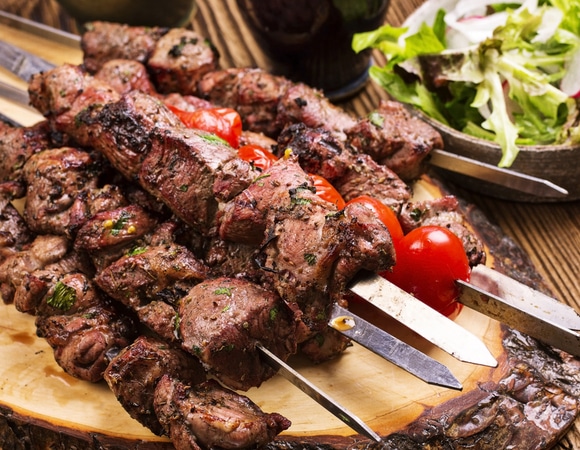 Новогодний шашлык: собрали классические и современные рецепты,  благодаря которым мясо получится изумительным 