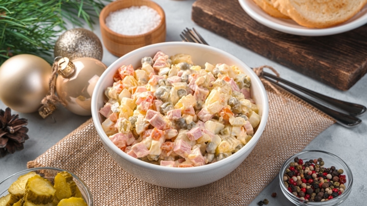 Такой разный, но все равно любимый: 9 рецептов оливье от российских знаменитостей Такой разный, но все равно любимый: 9 рецептов оливье от российских знаменитостей