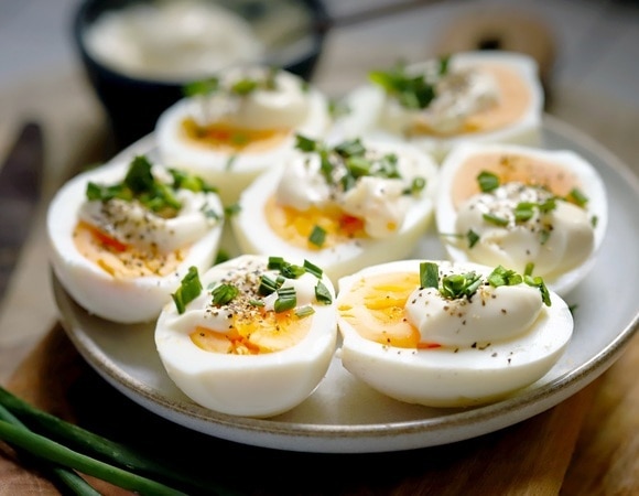 Чем нафаршировать яйца — запасайтесь селедкой и горчицей для нестандартной подачи блюда