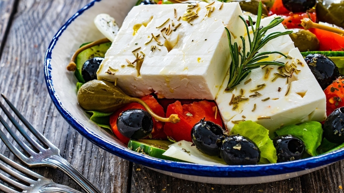 Чем заправить греческий салат — рецепт средиземноморского масла с «секретом» Чем заправить греческий салат — рецепт средиземноморского масла с «секретом»