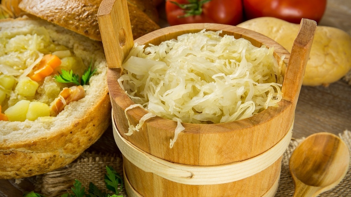 Пользу от квашенной капусты озвучил Доктор Мясников — но меру нужно знать 