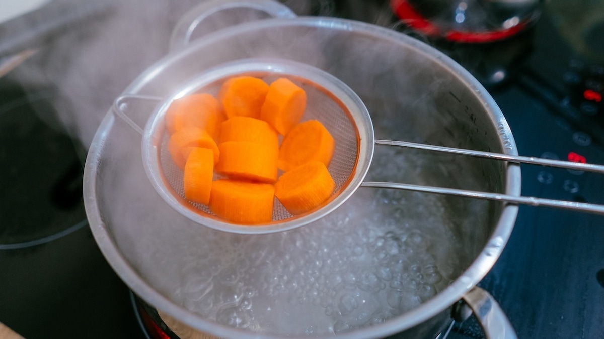 Диетолог объяснила, какие овощи опасно варить и готовить на пару 