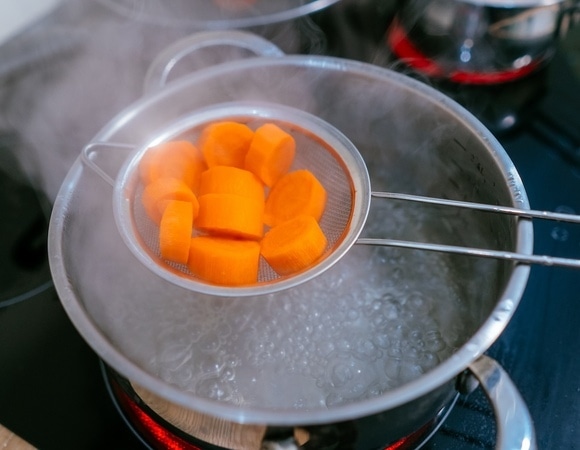 Диетолог объяснила, какие овощи опасно варить и готовить на пару 