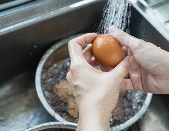 Нужно ли мыть яйца с рынка и из магазина — наконец-то поставлена точка в этом споре Нужно ли мыть яйца с рынка и из магазина — наконец-то поставлена точка в этом споре