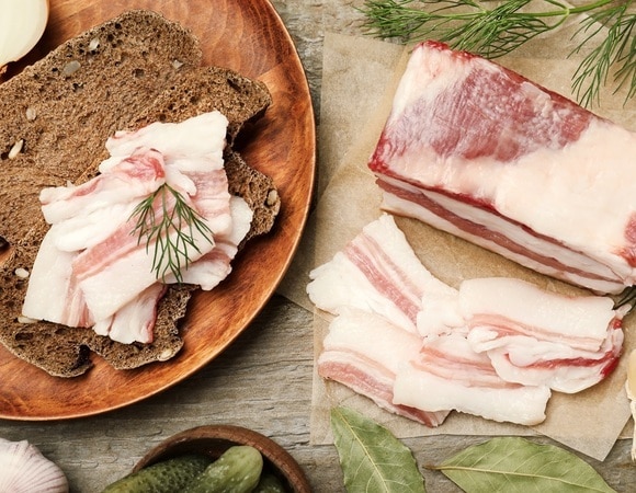 Засолка сала в тузлуке идеальна к борщу и бутербродам — оценят все мужчины Засолка сала в тузлуке идеальна к борщу и бутербродам — оценят все мужчины