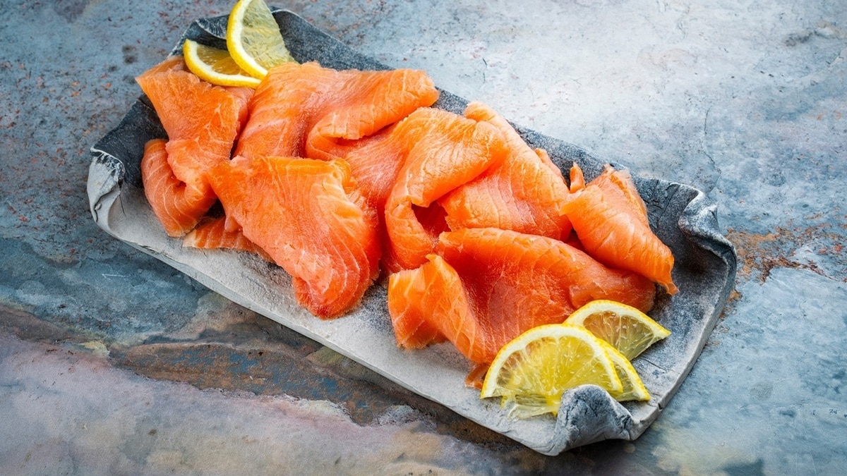 Засолка форели — всего три ингредиента и укроп придадут рыбе невероятный вкус за сутки