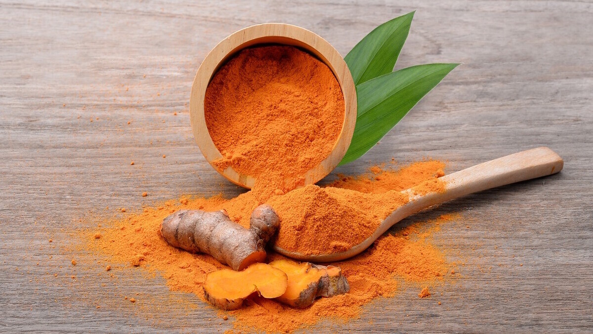 Зачем пить утром воду с куркумой? 