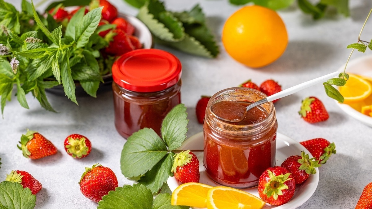 Врач Мясников призвал отказаться от домашнего варенья — почему сладость опасна для здоровья