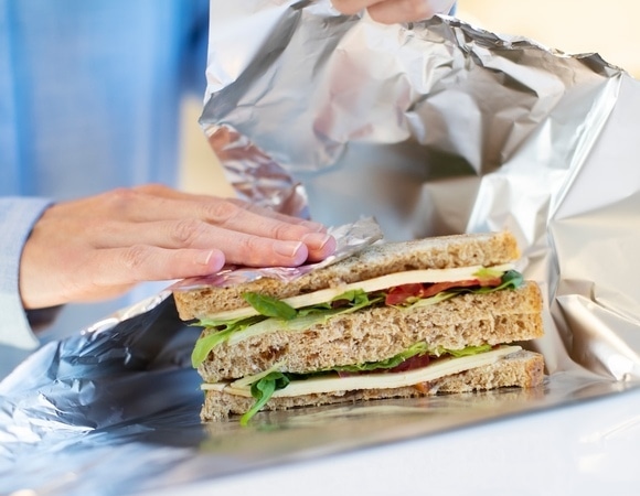 Все грешат: технолог сказал, почему еду нельзя хранить в фольге Все грешат: технолог сказал, почему еду нельзя хранить в фольге