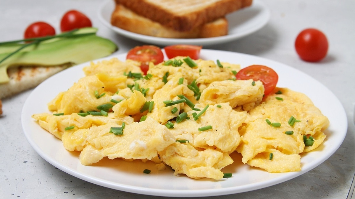 Яичница принесет пользу организму в сочетании с овощами — секретом поделилась диетолог Королева