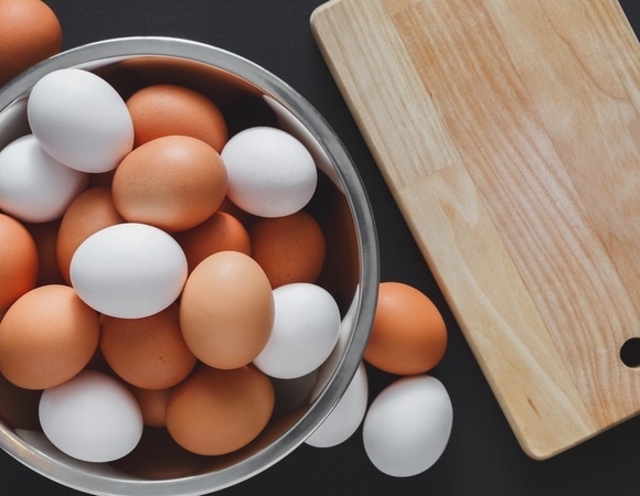 Какие яйца полезнее: белые или коричневые? Какие яйца полезнее: белые или коричневые?
