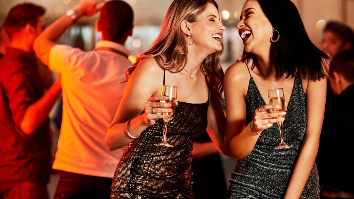 Что надеть на корпоратив: советы для идеального новогоднего образа, который порадует Зеленую Змею