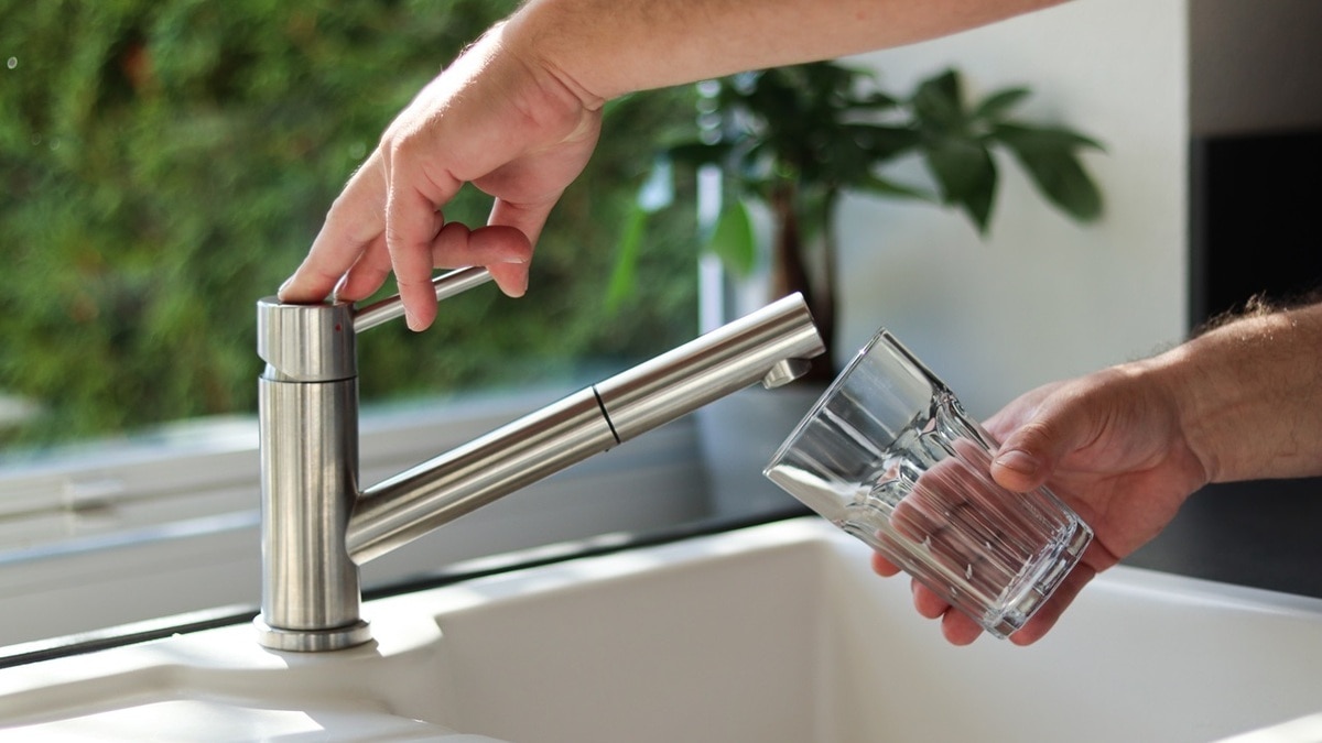 Можно ли пить воду из-под крана? Доктор Мясников озвучил риски для здоровья