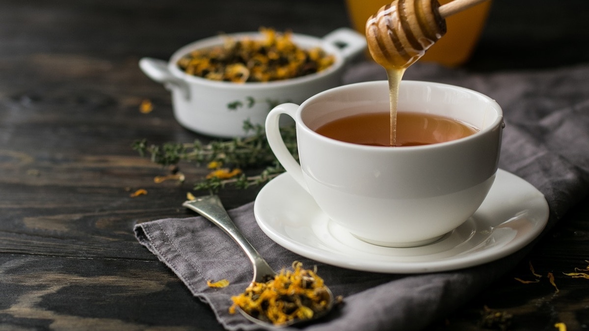 Чай с медом может быть опасен в определенных случаях — доктор Малышева обозначила риски