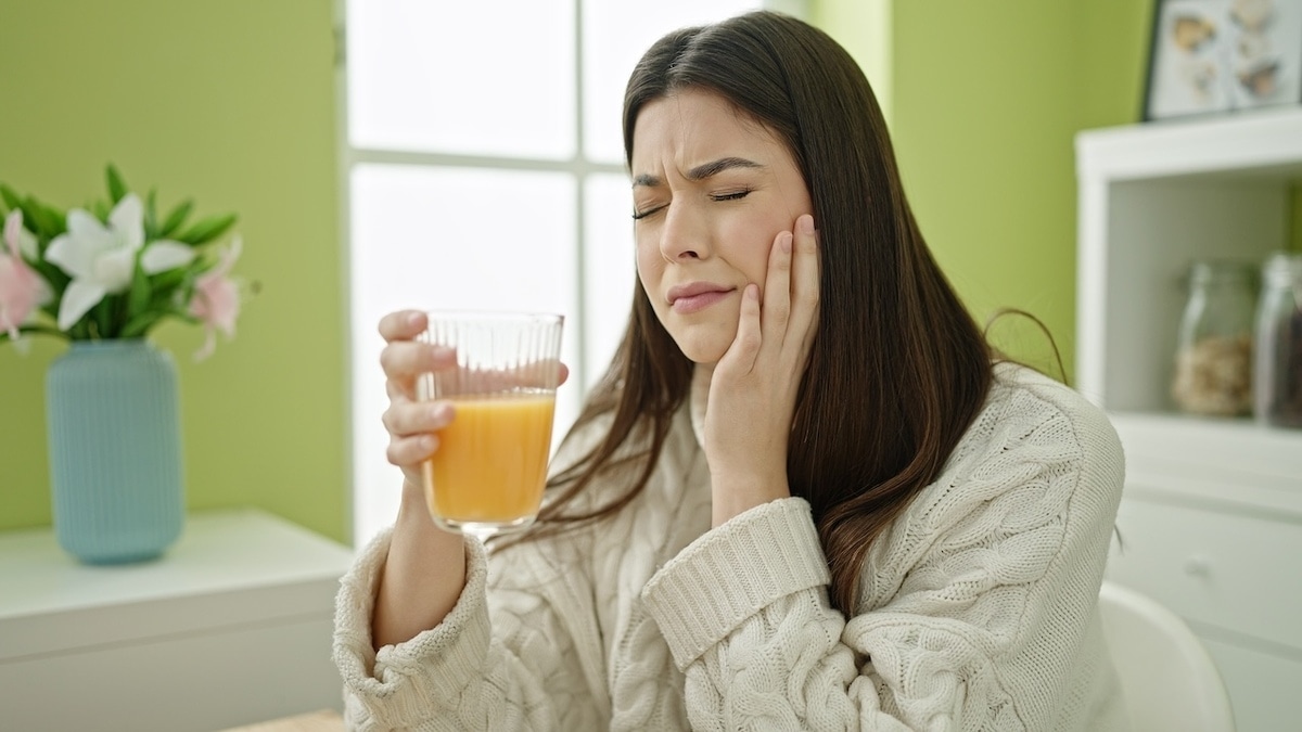 Иначе — кариес и эрозия: стоматолог подсказала, как защитить зубы при употреблении апельсинового сока