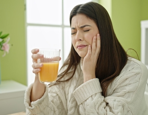 Иначе — кариес и эрозия: стоматолог подсказала, как защитить зубы при употреблении апельсинового сока Иначе — кариес и эрозия: стоматолог подсказала, как защитить зубы при употреблении апельсинового сока