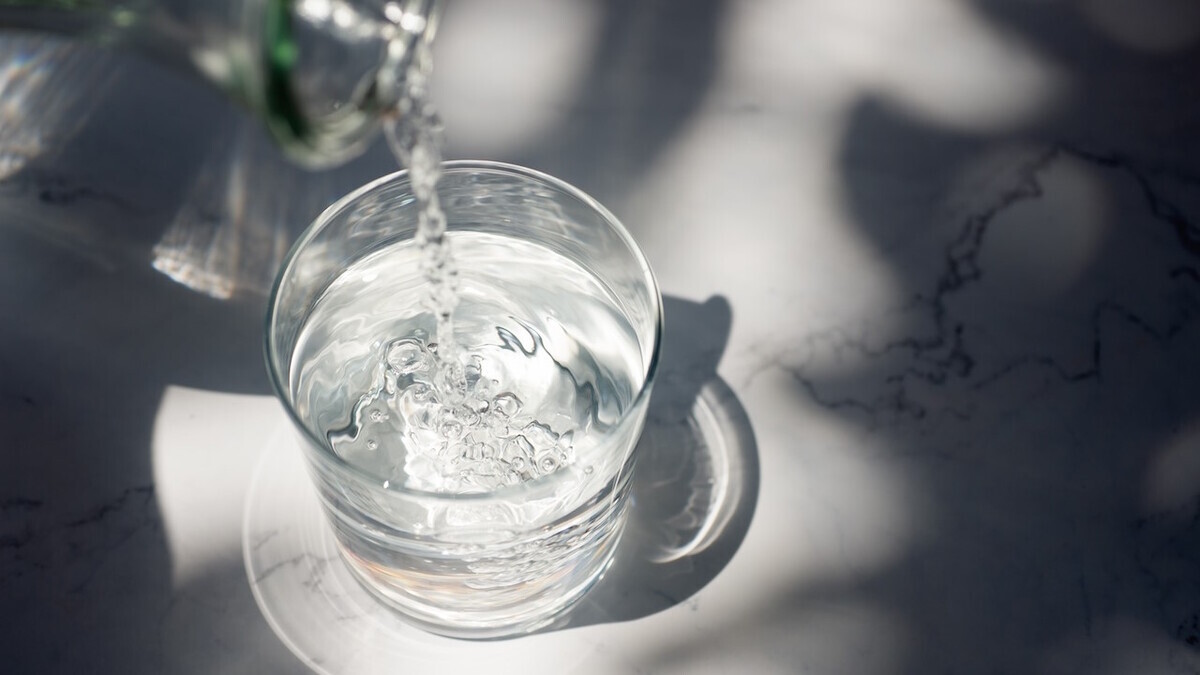 Стало известно, когда нужно выпивать первый стакан воды: нет, не сразу после пробуждения