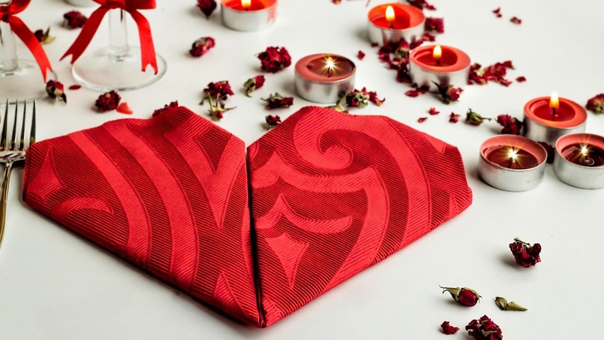 Как сложить салфетки для сервировки стола  —  композицию в форме сердца оценят все гости 
