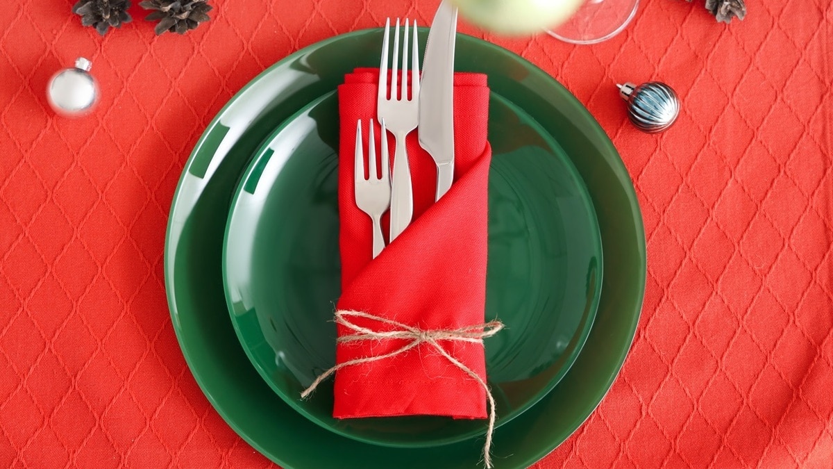 Сервировка приборов — как сложить салфетку в куверт в форме «диагонального саше»