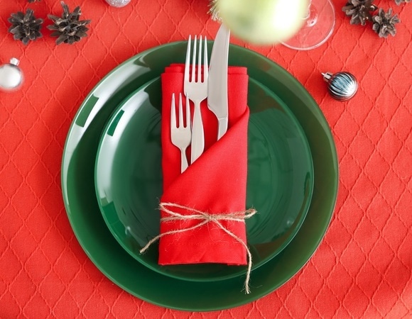 Сервировка приборов — как сложить салфетку в куверт в форме «диагонального саше» Сервировка приборов — как сложить салфетку в куверт в форме «диагонального саше»