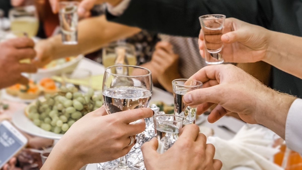 Один продукт избавит от похмелья — врач Мухина советует съесть его до первой рюмки