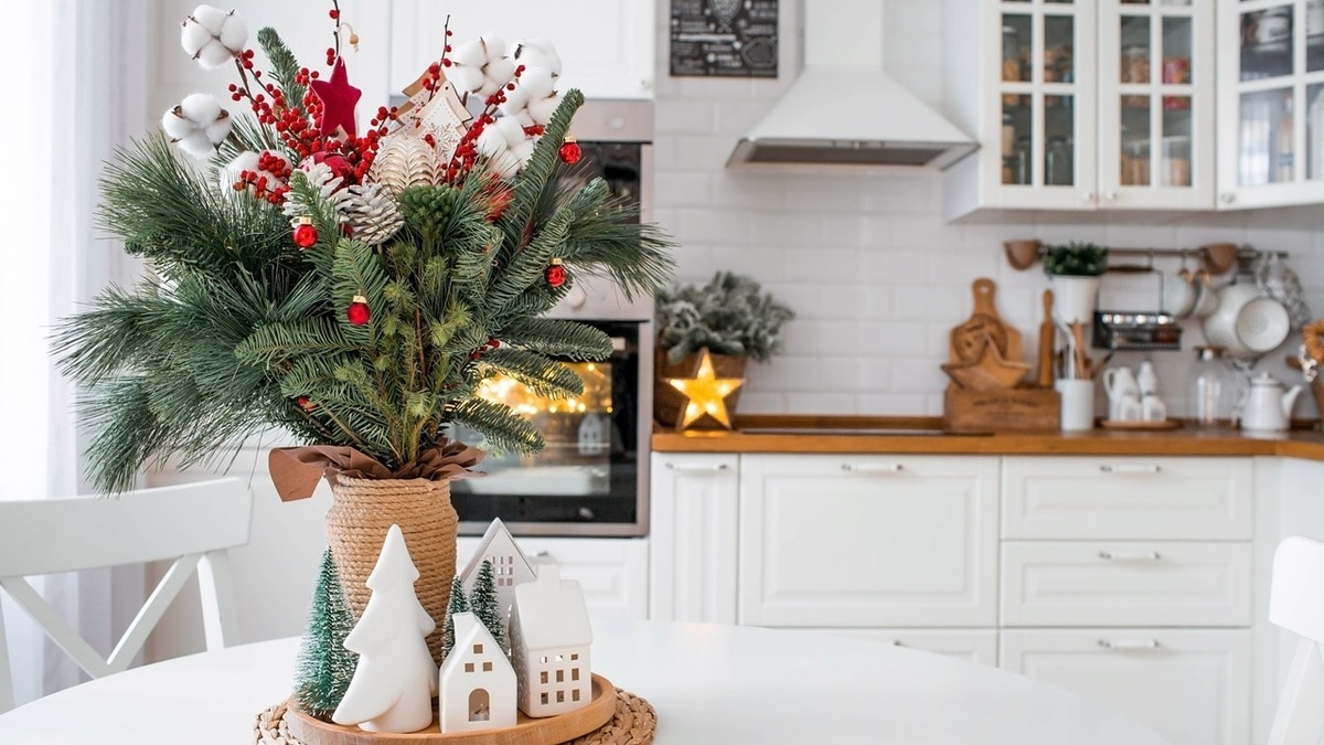 Сервировка новогоднего стола — как украсить его в год Змеи, чтобы привлечь удачу