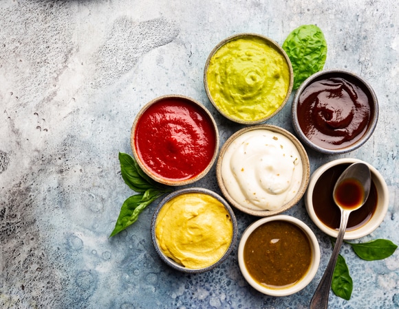 Вместо майонеза: добавьте изюминку привычным блюдам — 10 изумительных соусов к праздничному столу