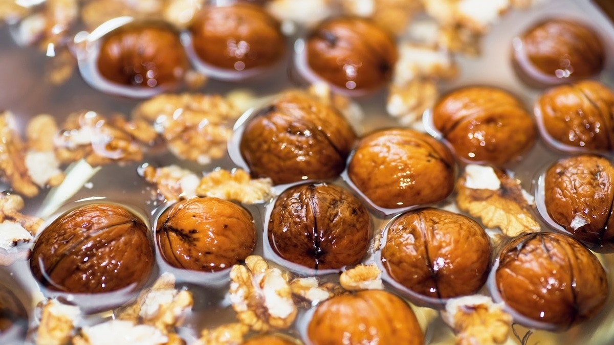 Зачем опытные хозяйки замачивают грецкие орехи в кипятке? Этот лайфхак мечтали знать все Зачем опытные хозяйки замачивают грецкие орехи в кипятке? Этот лайфхак мечтали знать все