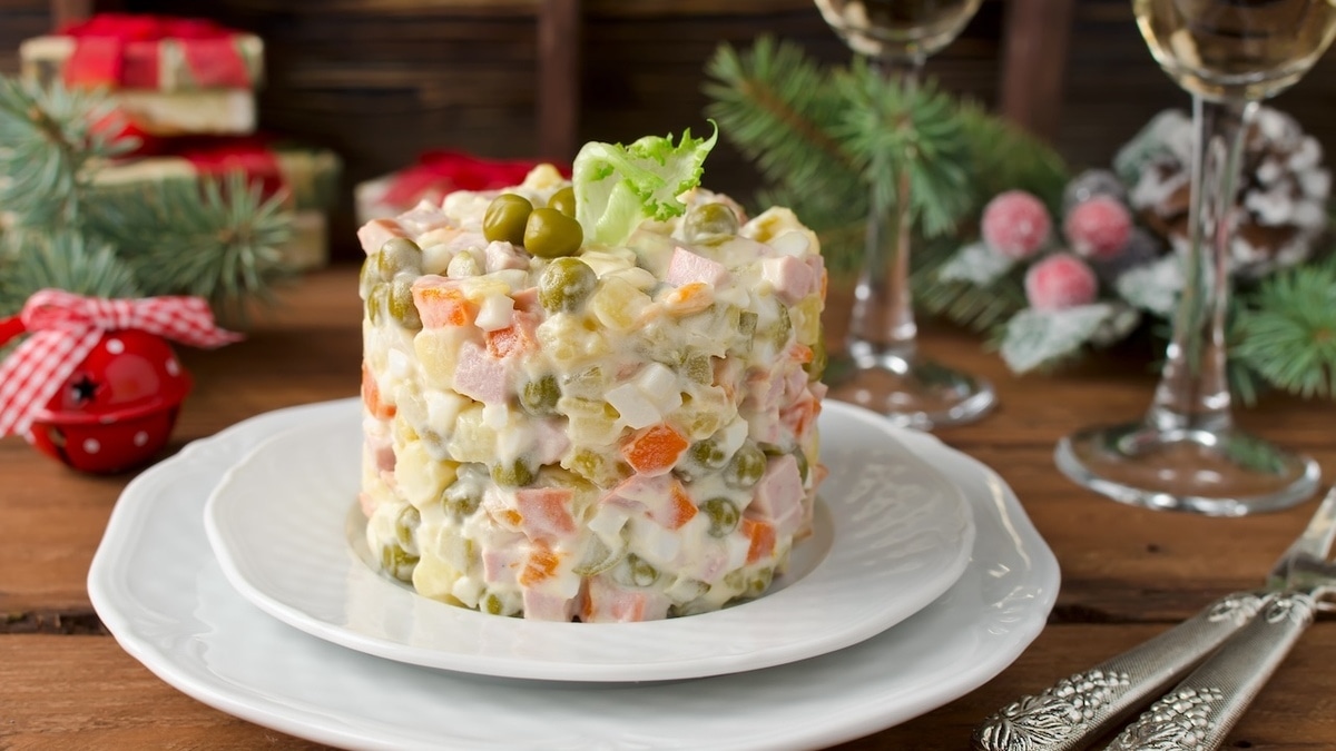 Праздник закончится плохо: диетолог сказала, какие напитки нельзя сочетать с оливье