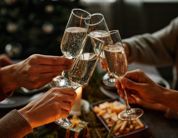 Желание не сбудется? Спросили, можно ли пить шампанское с бумажным пеплом Желание не сбудется? Спросили, можно ли пить шампанское с бумажным пеплом