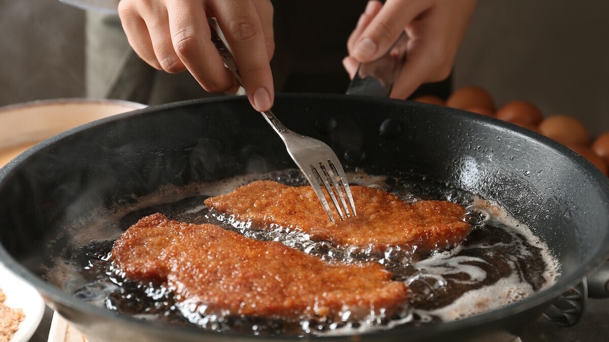 Как избавиться от брызг масла во время жарки — полезная хитрость для кулинаров 