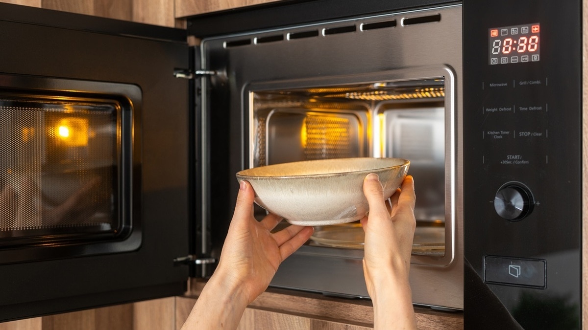 Ученые выяснили, чем чревато разогревать еду в пластиковых контейнерах 