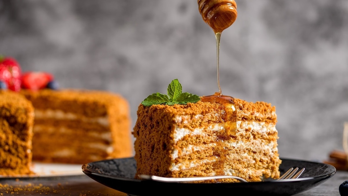 Торт на Новый год: а что если приготовить нежный медовик с полезной добавкой?  