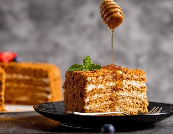 Торт на Новый год: а что если приготовить нежный медовик с полезной добавкой?