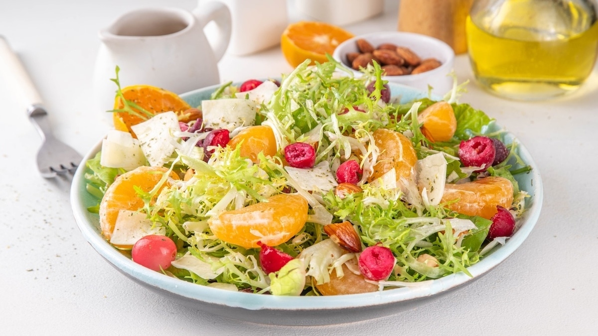 Салат с мандаринами и фетой для новогоднего стола — идеальное блюдо всего за 15 минут 