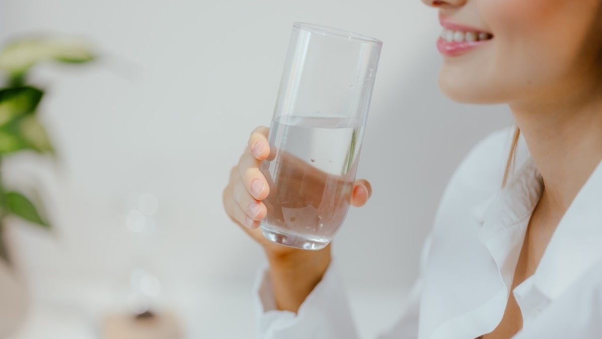 Зимой нужно пить меньше воды, чем летом? Ответ диетолога