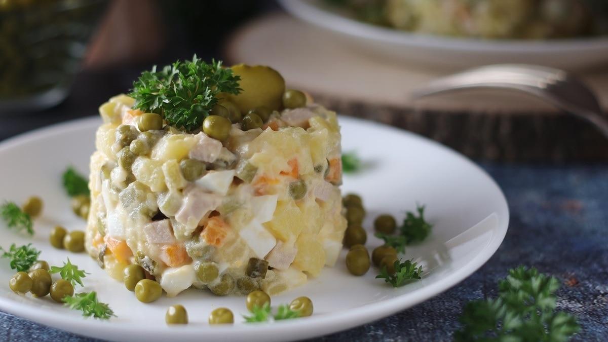 Оливье может быть полезным? Доктор Мясников объяснил, чем заменить основные ингредиенты