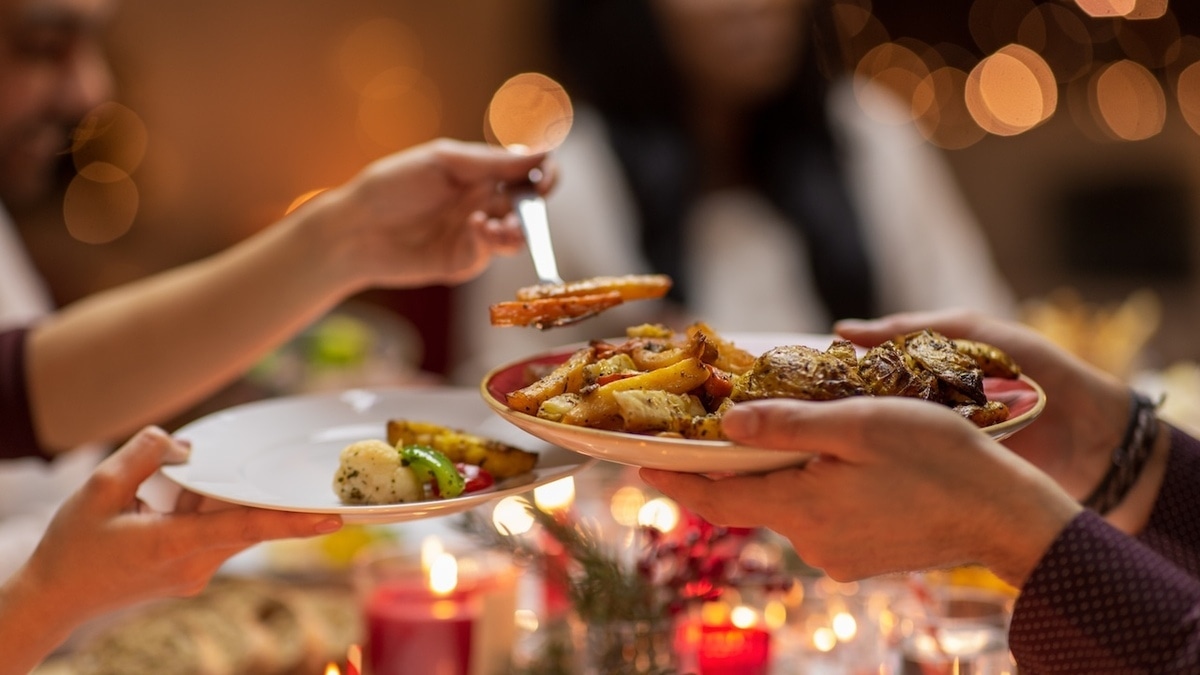 В Новый год помним меру: безопасные порции оливье, бутербродов с икрой и холодца 